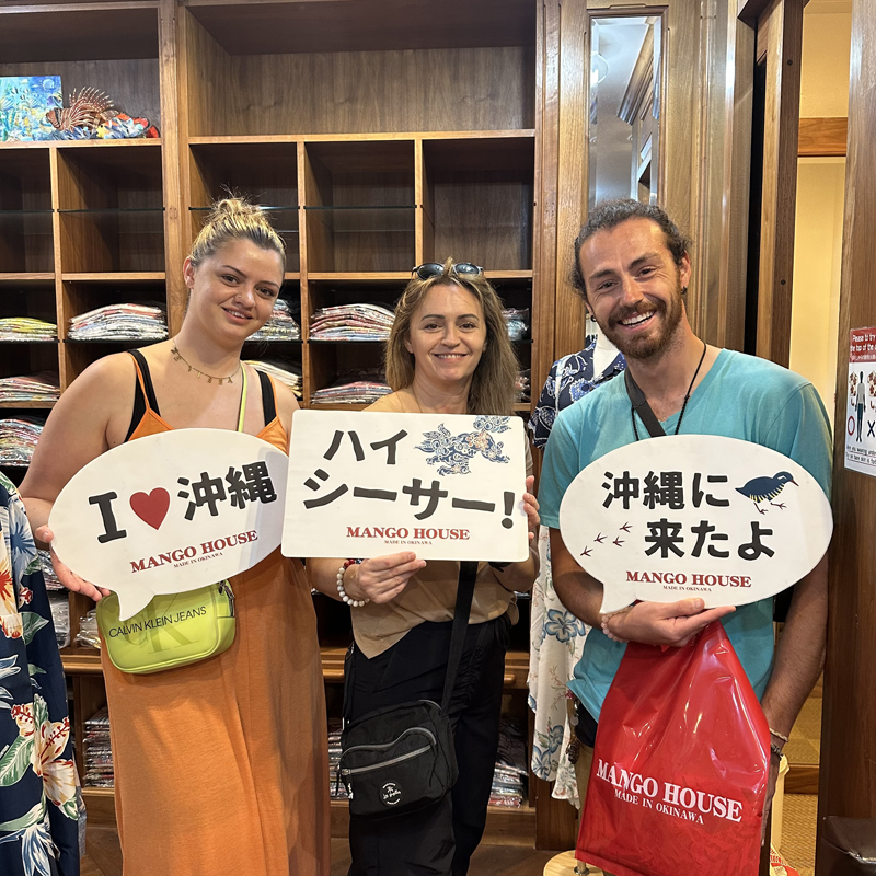 フランスからお越しのお客様、シーサー柄のかりゆしウェアをデザイナー本人から選んで頂きました♪