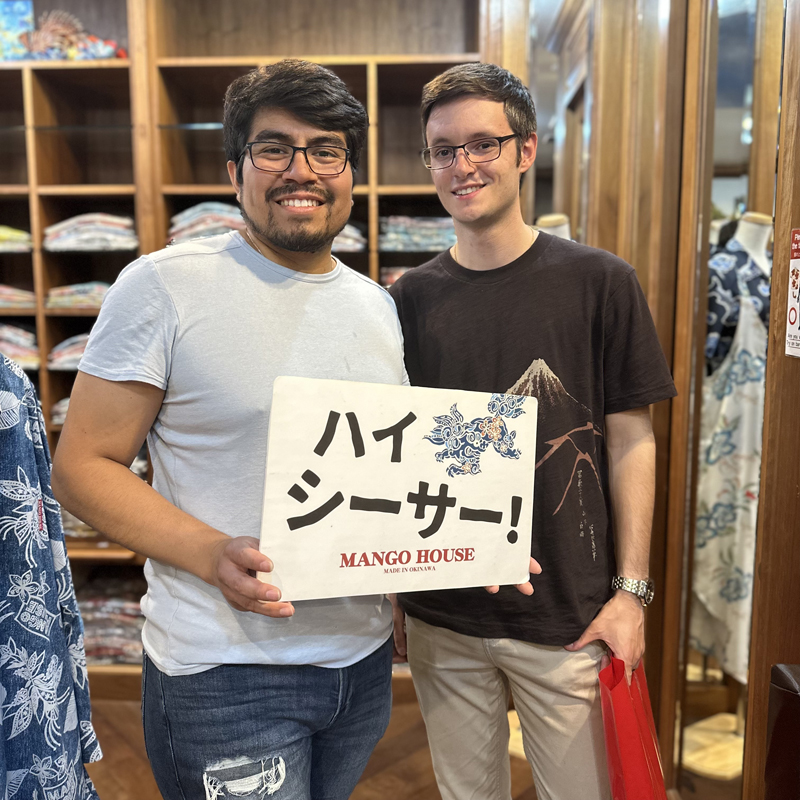 メキシコとスペインからお越しのお客様、沖縄初日にお気に入りのかりゆしウェアをゲット♪
