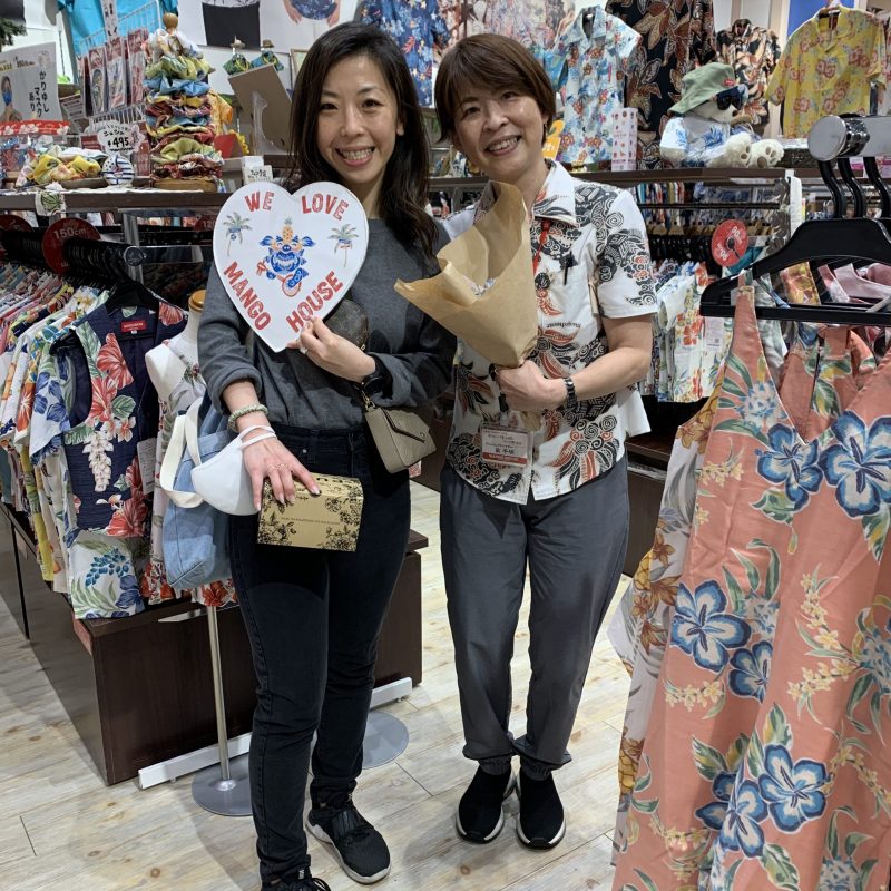 ご主人へのシャツと、お母さまには、お揃いモチーフのドレスをお土産に♪