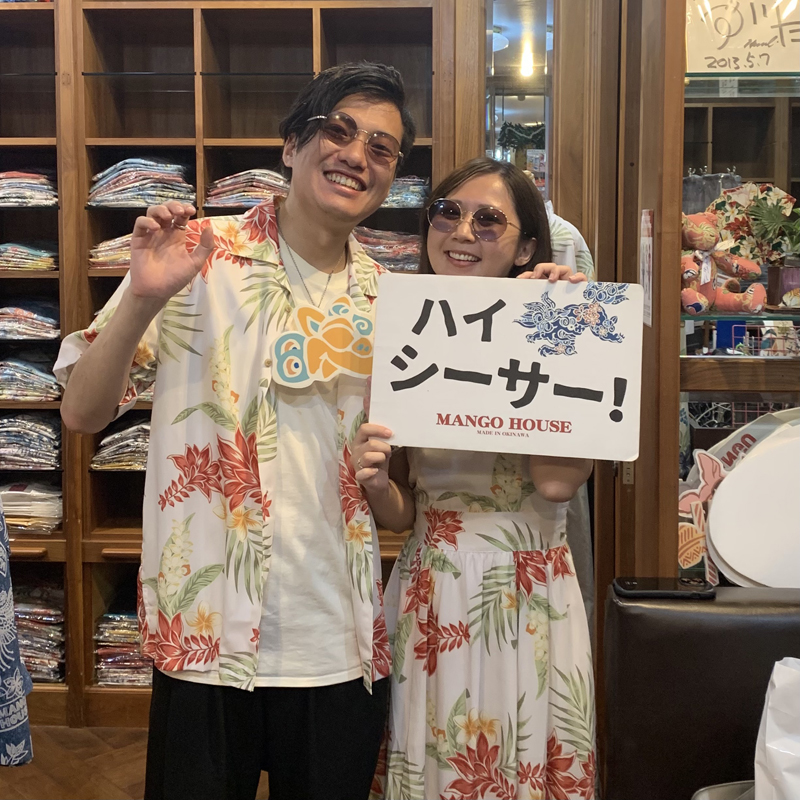大阪からお越しのお客様、お互いお揃いのかりゆしウェアをGET!