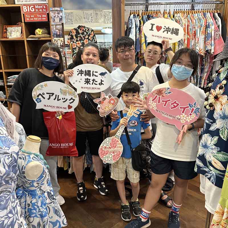 台湾からお越しのお客様、沖縄記念にお好みのかりゆしウェアを選んで頂きました♪