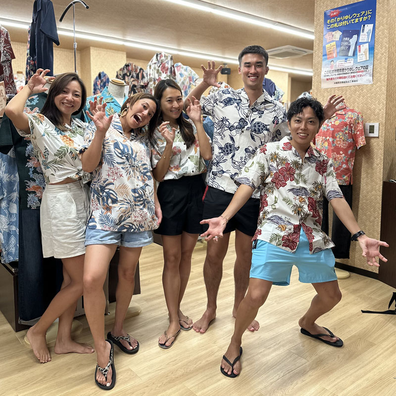 皆さんバラバラの県から沖縄で合流されたダイビング好きなお客様、沖縄の衣装に着替えて準備万端です♪