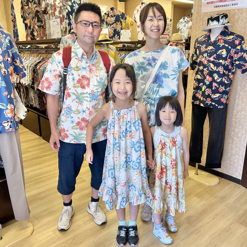 家族でかりゆしウェア＆かりゆしワンピースを着て夏休みの沖縄旅行。