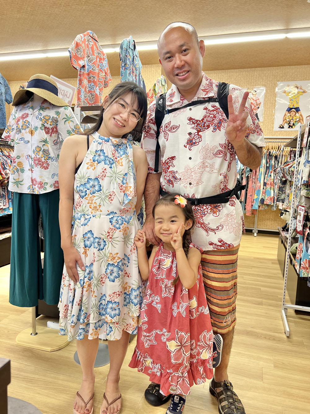 沖縄旅行に来てさっそく家族みんなでマンゴハウスのかりゆしウェア＆かりゆしワンピースにお着替え♪