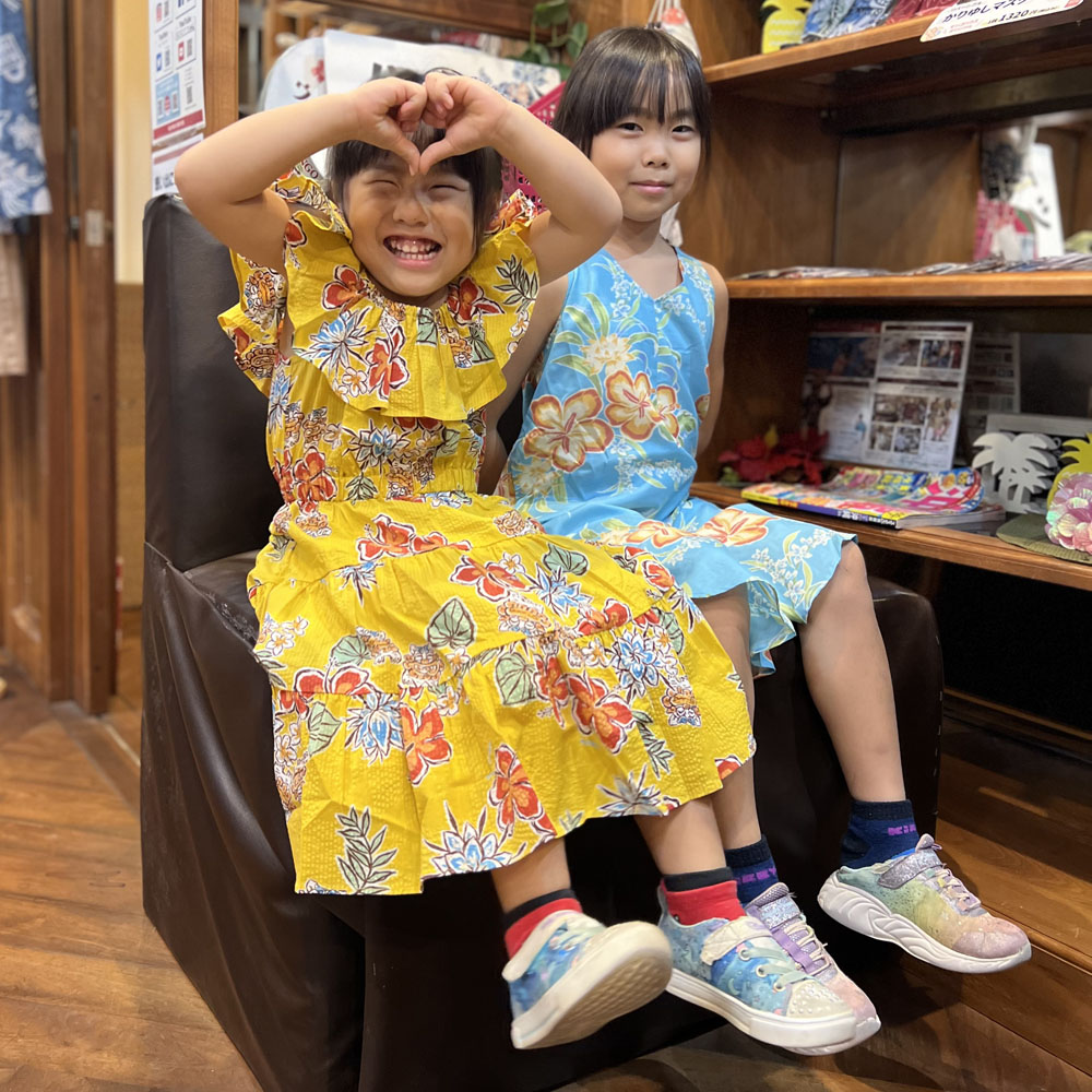沖縄旅行に来た可愛いちびっ子ちゃんがマンゴハウスでキッズワンピースのモデルをしてくれました！