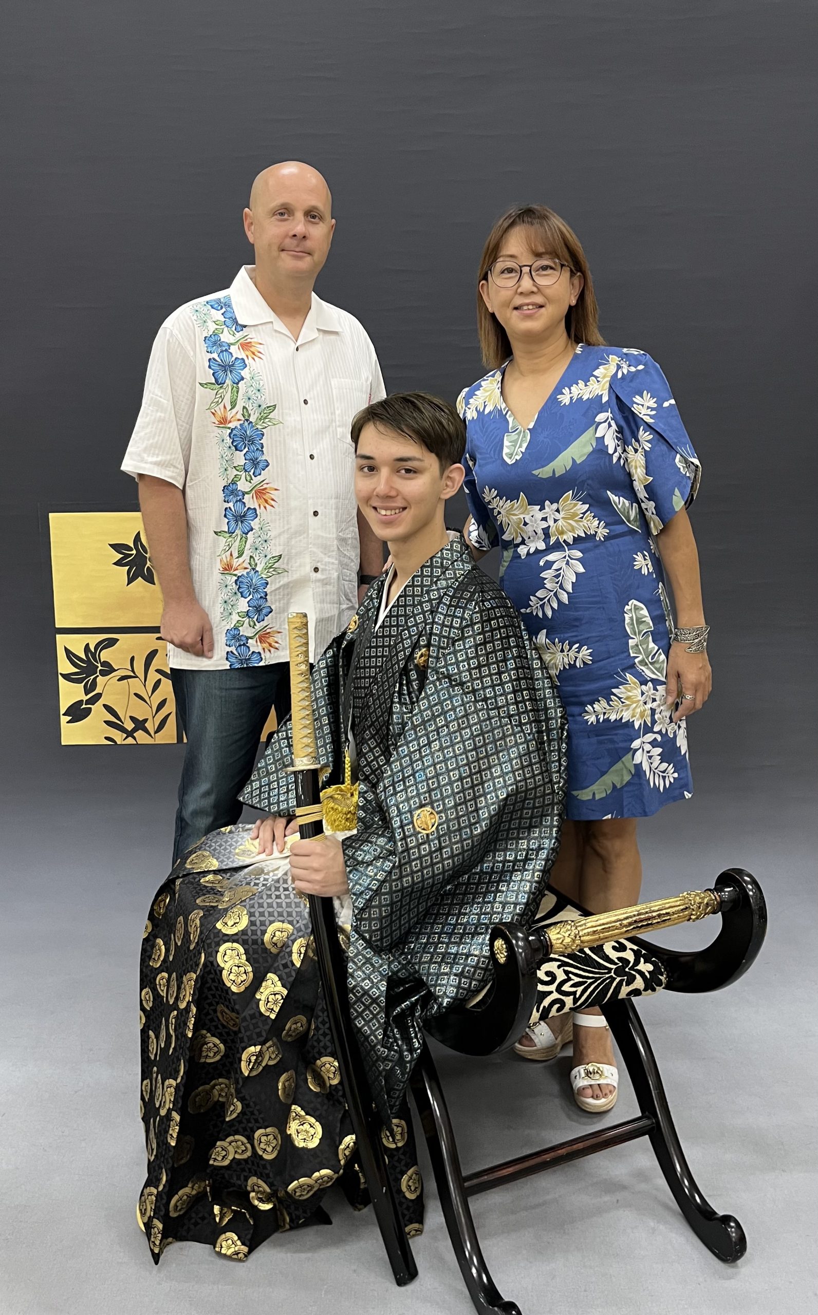 息子さんの成人式記念   ご両親はかりゆしウェアを着て一緒に写真を撮られたそうです ✨