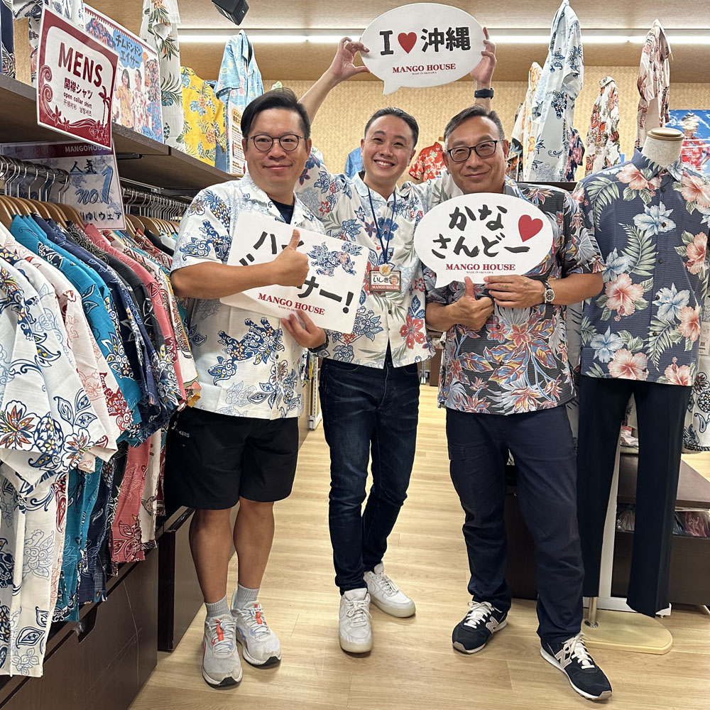 台湾からお越しのお客様、沖縄土産にマンゴハウスのかりゆしウェアを選んで下さいました♪
