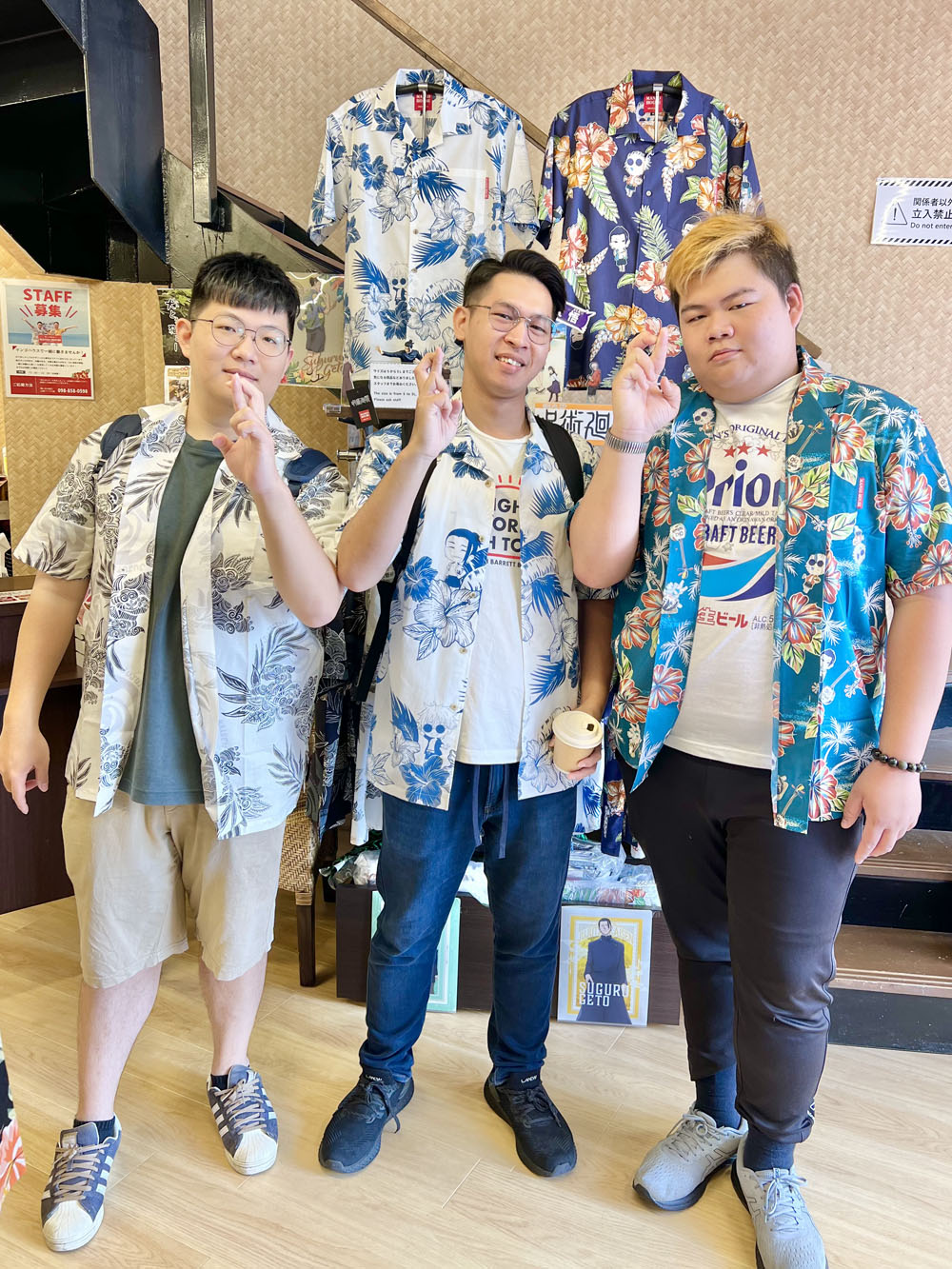 海外からのお客様が、呪術廻戦コラボのかりゆしウェアを選んでくれました♪