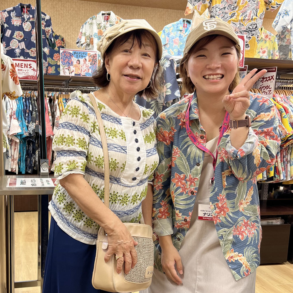 海外から観光で来ているお客様のアテンダントをしている、なおちゃん♪かりゆしウェアを着てアテンド！