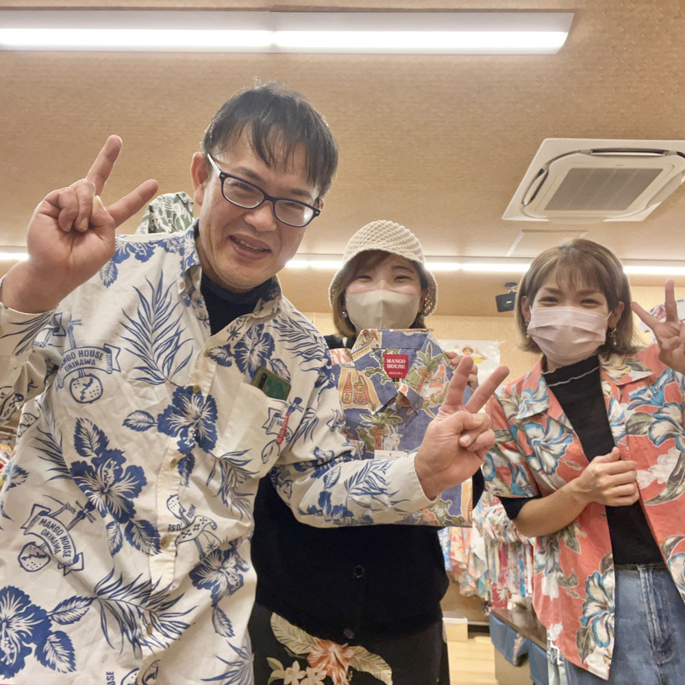 常連のお客様が、長袖かりゆしウェアに身を包み現れましたが、今日も長袖かりゆしウェアを購入♪