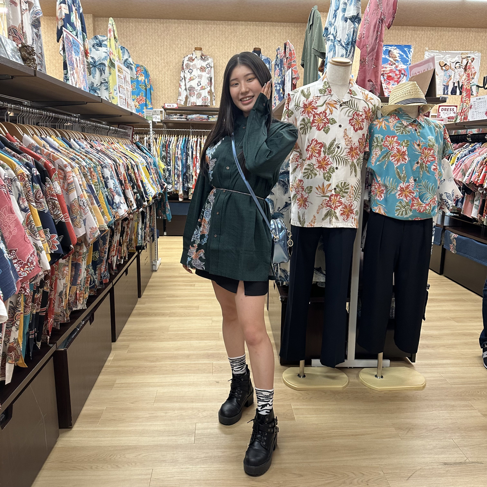東京からお越しのお客様、選んだかりゆしウェアをメンズライクアレンジでお洒落に着こなす♪