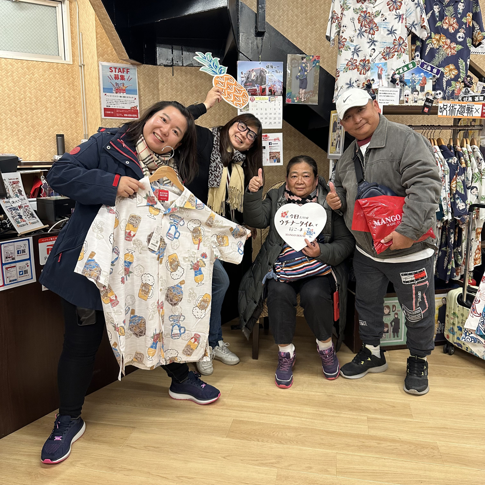 台湾からお越しのお客様、釣り好きのお父さんに釣り柄のかりゆしウェアをプレゼント!
