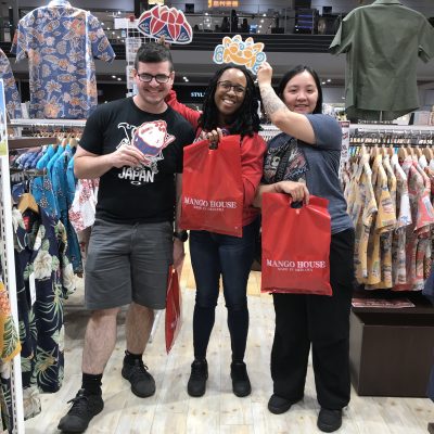 店頭の【呪術廻戦コラボかりゆし】を念入りに チェック！