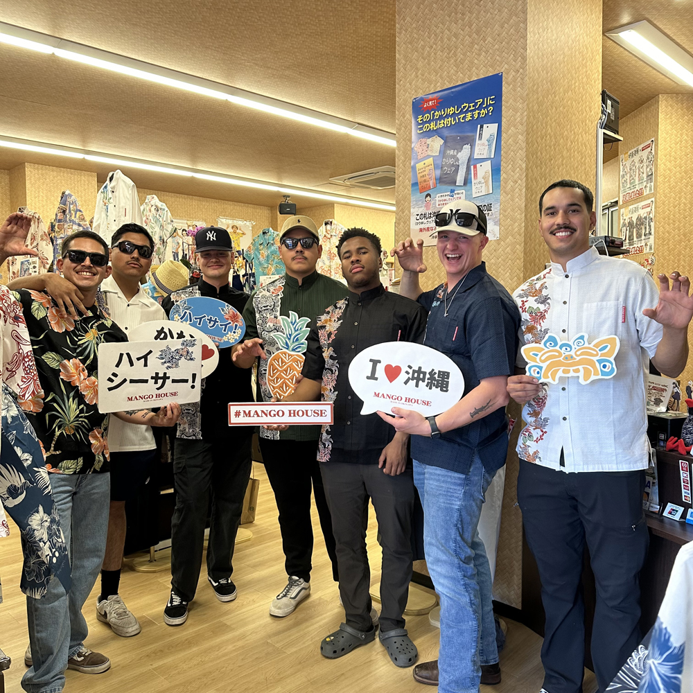 アメリカからお越しのお客様、気に入ったかりゆしウェアを着てハイ！シーサー♪