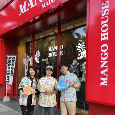 ライブ鑑賞で来沖！記念にマンゴハウスのかりゆしウェアを選んでくださいました。