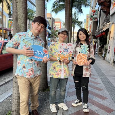 ライブ鑑賞で来沖！記念にマンゴハウスのかりゆしウェアを選んでくださいました。