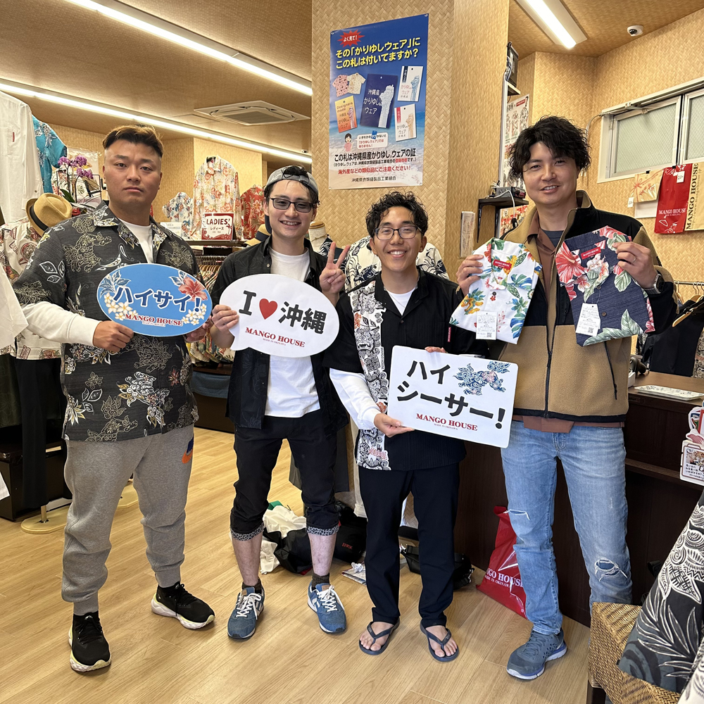 千葉県から社員旅行でお越しのお客様、かりゆしウェアを探されてマンゴハウス国際通り2号店へご来店♪