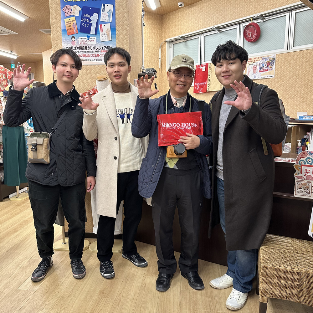 台湾からお越しのお客様、初沖縄記念にかりゆしウェアを選んで頂きました♪