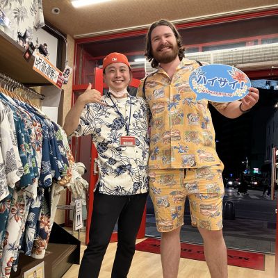 ミシガンからのお客様、かりゆしウェアのセットアップを着用されて再来店