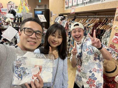 台湾からのお客様父親にマンゴハウス1番人気のかりゆしウェアをゲット！