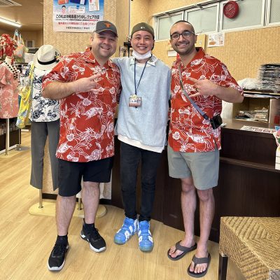 お揃いかりゆしウェアで気分上々♪