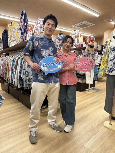 新婚旅行の思い出にシーサー柄かりゆしウェアのペアルックに