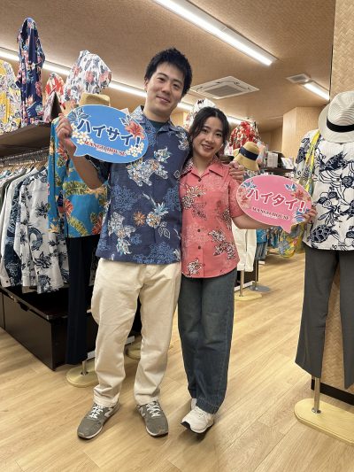 新婚旅行の思い出にシーサー柄かりゆしウェアのペアルックに