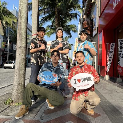 出張の休日に沖縄柄のかりゆしウェアをみんなで着る！