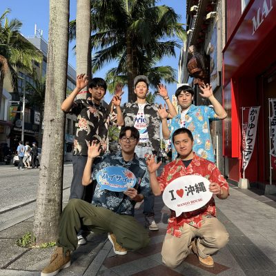出張の休日に沖縄柄のかりゆしウェアをみんなで着る！