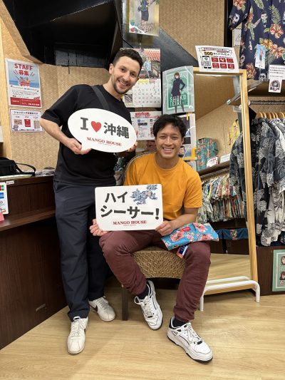 フランスからのお客様、水色かりゆしウェアがとてもお似合いでした！