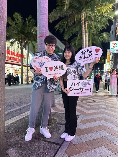 マカオからウミガメ柄かりゆしウェアのペアルックを選んでくださったお客様♪