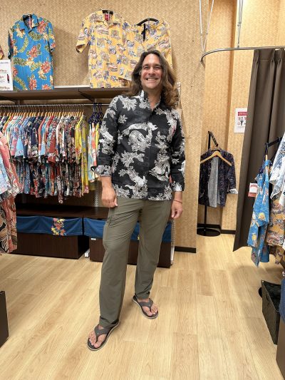 カナダからのお客様、ディスプレイのドラゴン柄に一目ぼれ