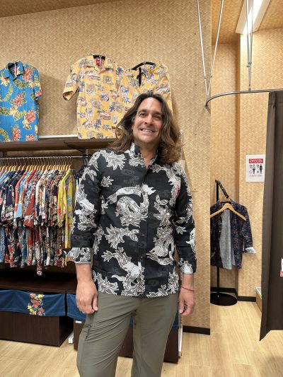 カナダからのお客様、ディスプレイのドラゴン柄に一目ぼれ