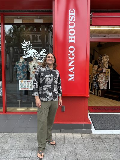 カナダからのお客様、ディスプレイのドラゴン柄に一目ぼれ