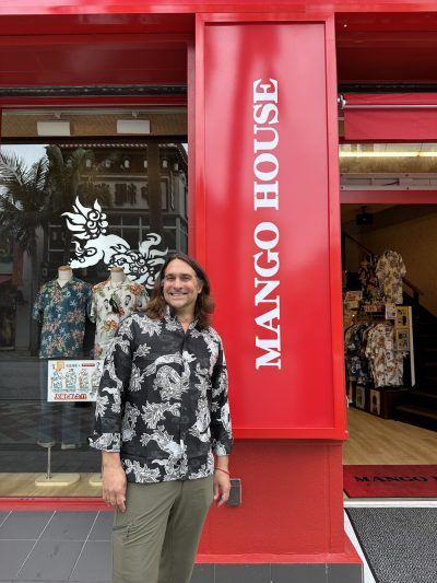 カナダからのお客様、ディスプレイのドラゴン柄に一目ぼれ