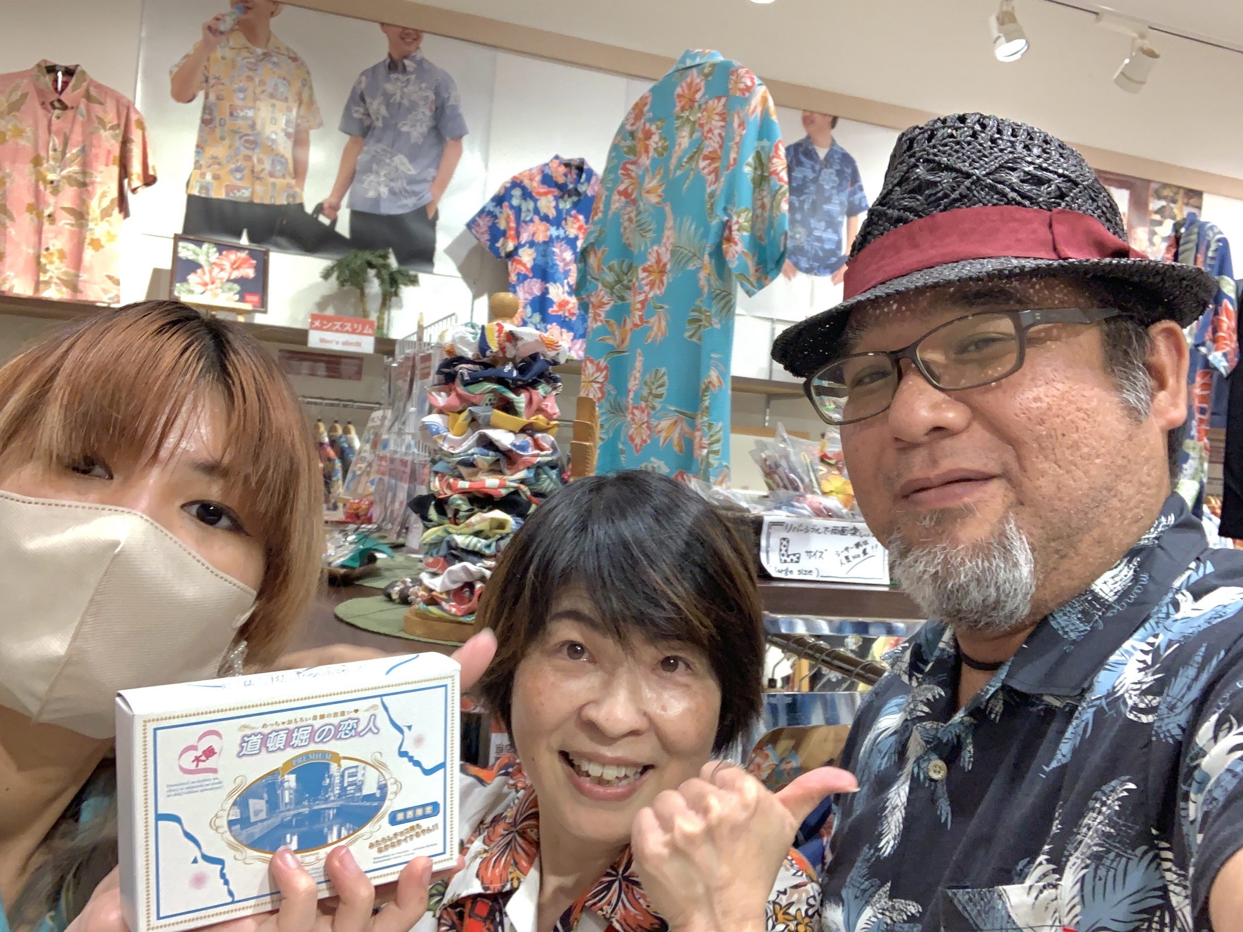 今回着用のマンゴハウスのシャツは  伊江島（いーじまたっちゅー）のモチーフが描かれたかっこいいブラックチョイス✨