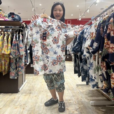 ご結婚が決まり、お忙しい中のご来店
本日はダーリン様へ『呪術廻戦』のかりゆしウェアを サプライズでゲット !!