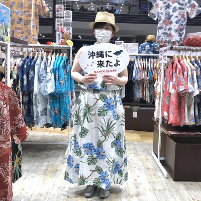 リゾートを楽しむために色々ご試着され、 ロングのドレスを着てみると… リゾート気分が更にアップ!!