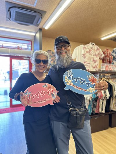 プエルトリコからのお客様、お気に入りのかりゆしウェアが見つかり気分上々です♪