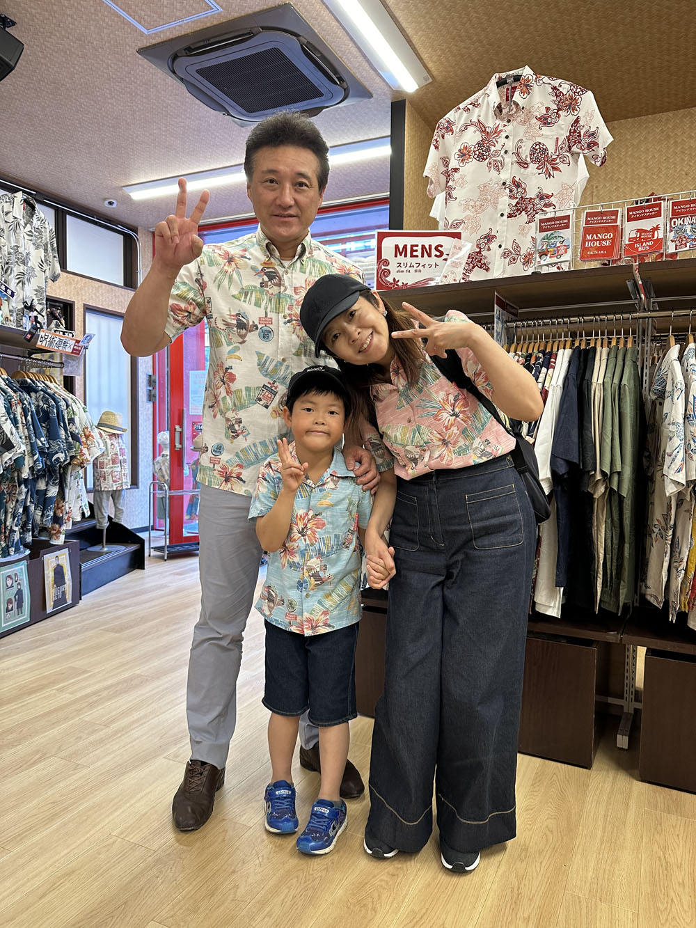 マンゴハウスのかりゆしウェアファンご家族お揃いコーデでご来店♪