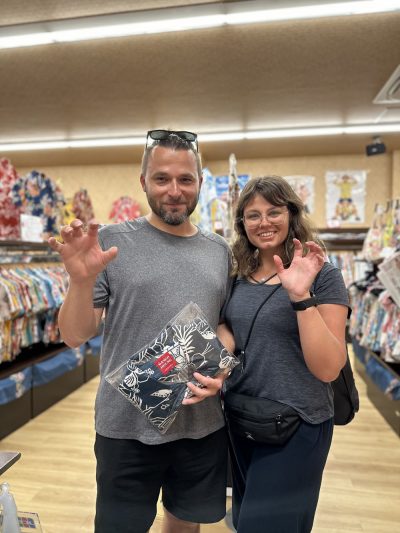 ポーランドからウミガメ柄のかりゆしウェアを探されてのご来店♪