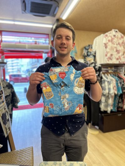 テキサスからのお客様、お酒柄かりゆしウェアを気に入って下さいました♪