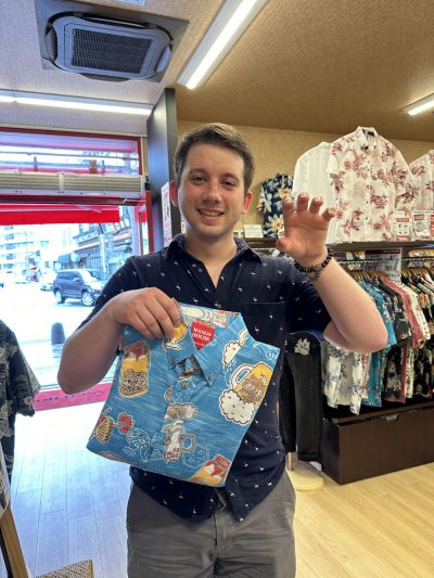 テキサスからのお客様、お酒柄かりゆしウェアを気に入って下さいました♪