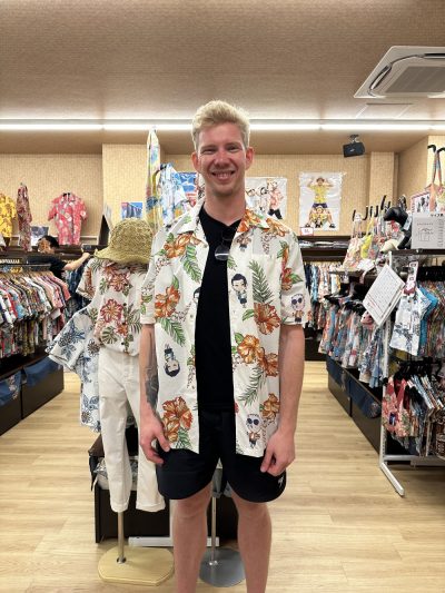 ベルギーから呪術廻戦コラボのかりゆしウェア気に入っていただけました♪