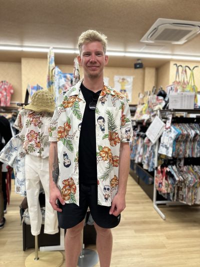 ベルギーから呪術廻戦コラボのかりゆしウェア気に入っていただけました♪