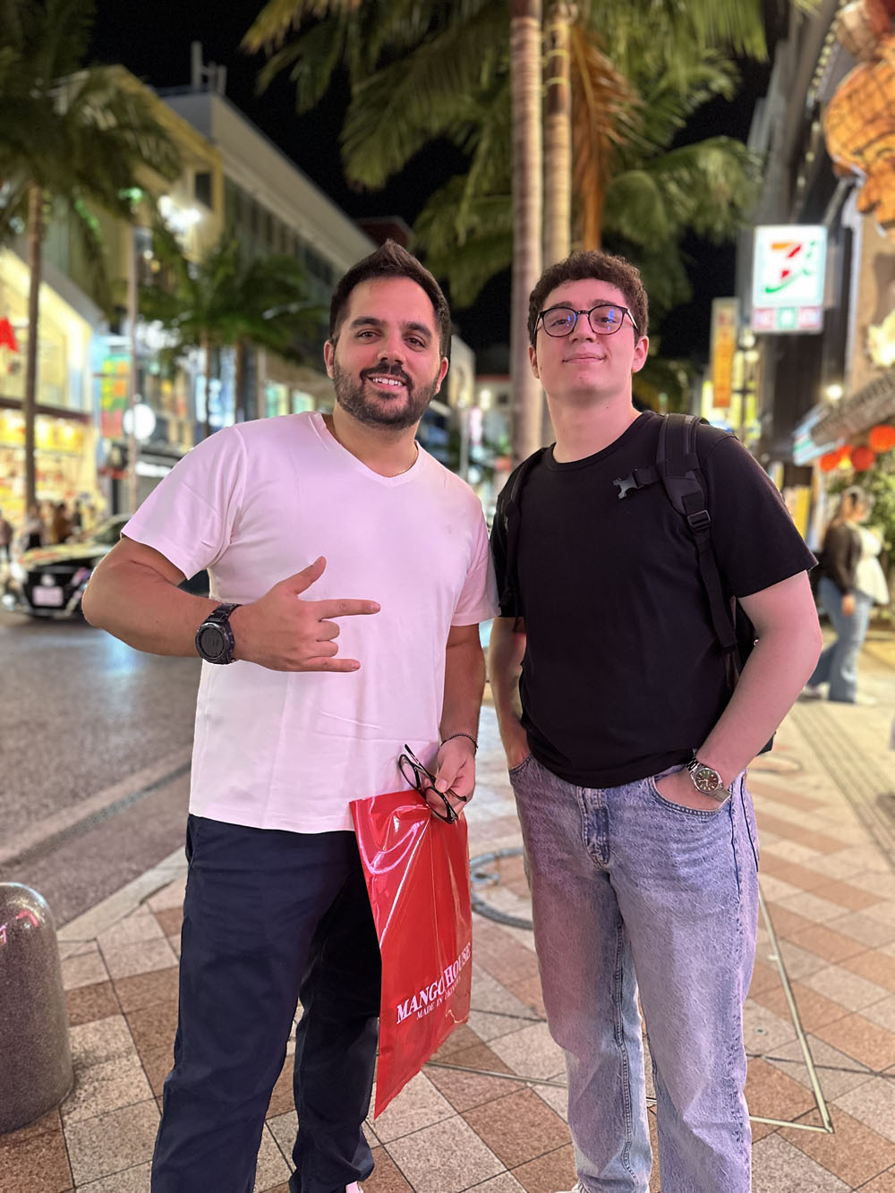 マンゴハウス初来店で爽やかな色合いのかりゆしウェアに一目惚れ♪