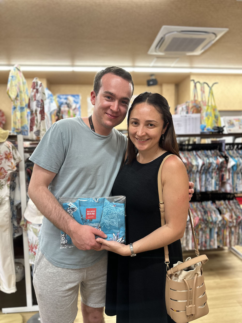 マンゴハウス国際通り2号店で沖縄の海の色と同じシーサー柄かりゆしウェアに一目惚れ♪