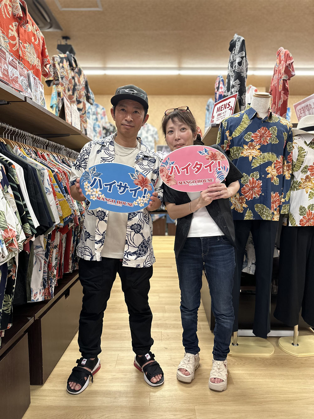 デザイナースタッフとお揃いのウミガメ柄かりゆしウェアで記念撮影♪