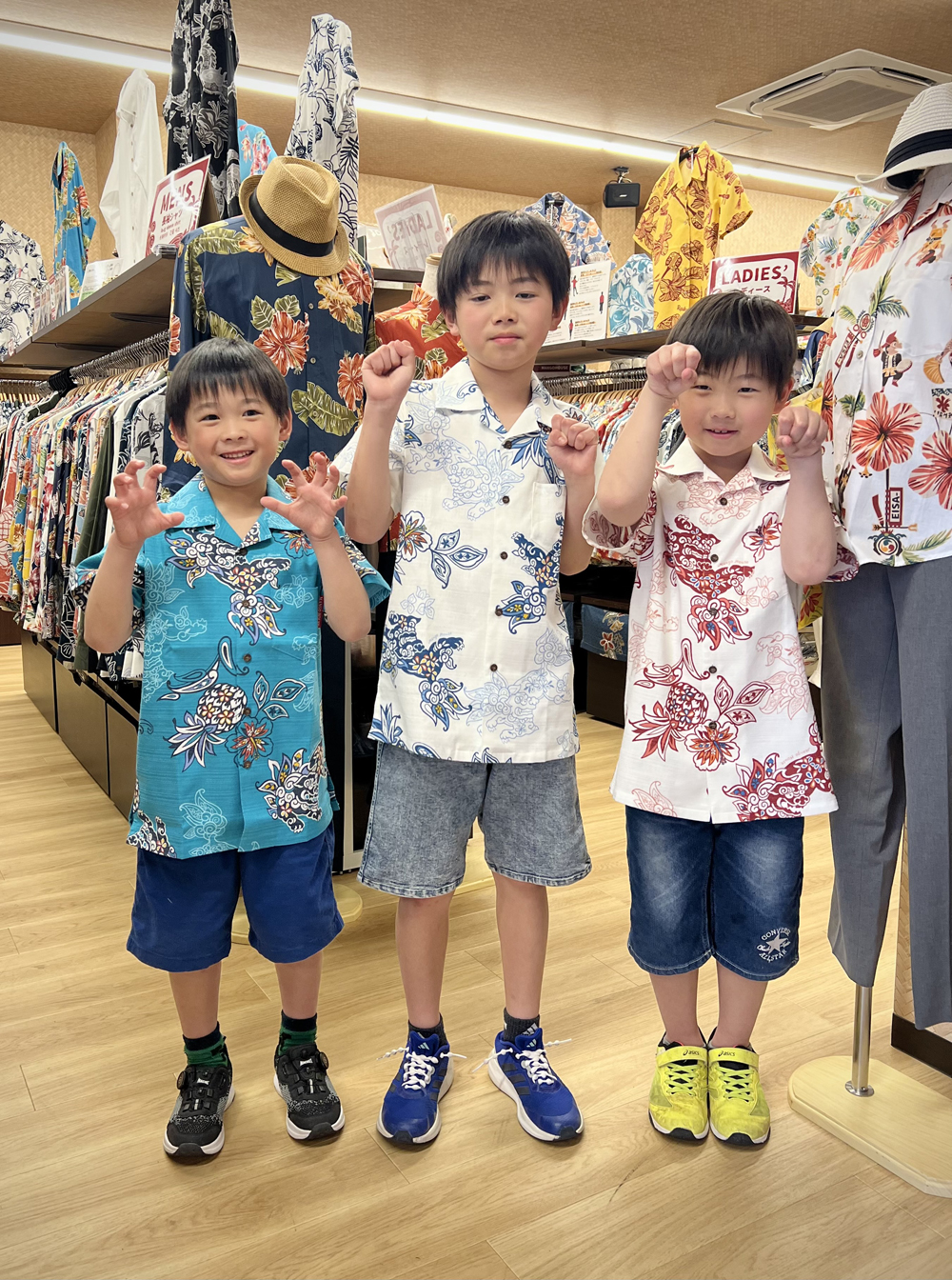 マンゴハウスで色違いお揃いのキッズかりゆしウェアに着替えて沖縄旅行！！
