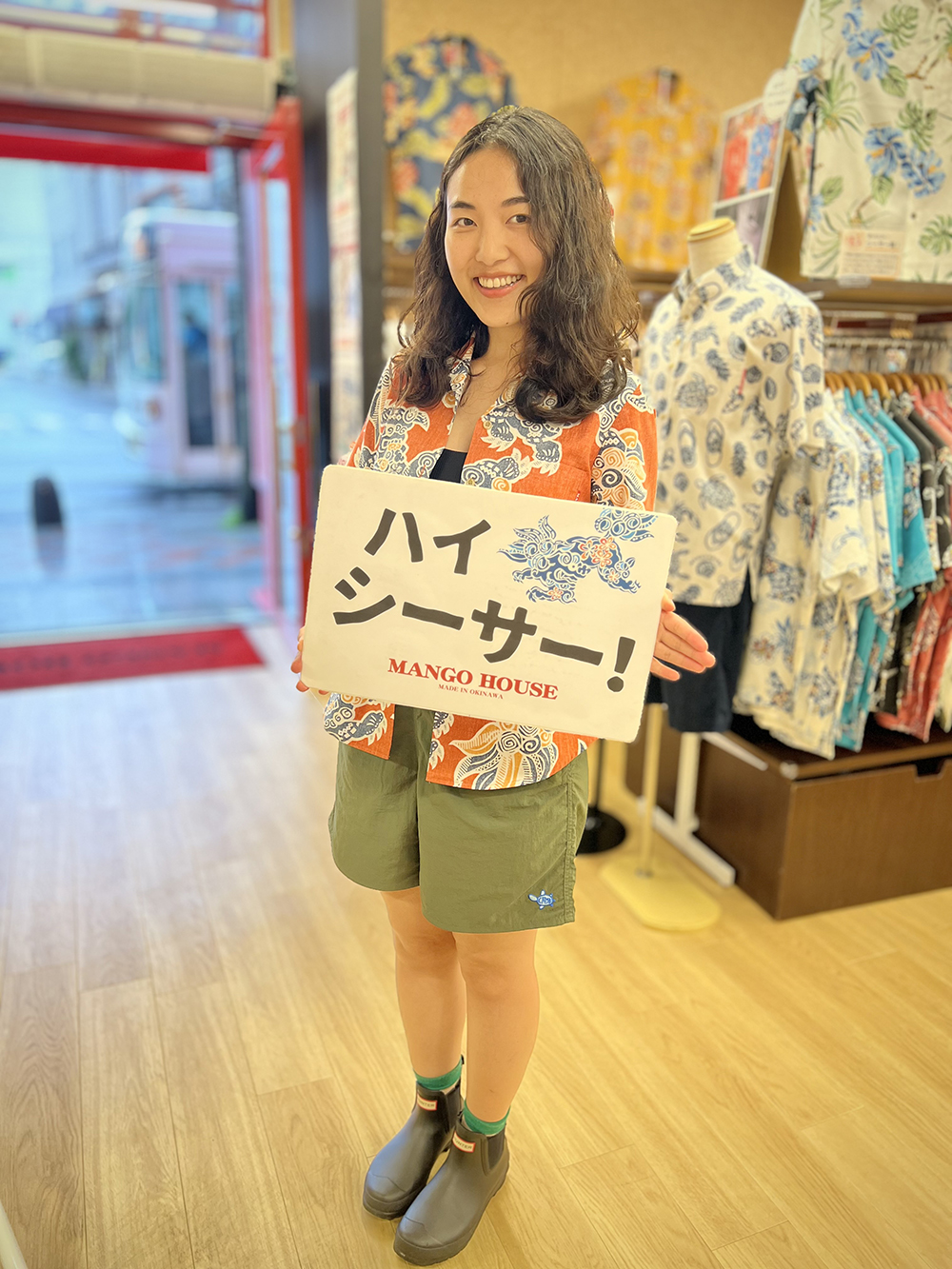 台湾からリピーターのお客様がマンゴハウスのかりゆしウェアを着てご来店。